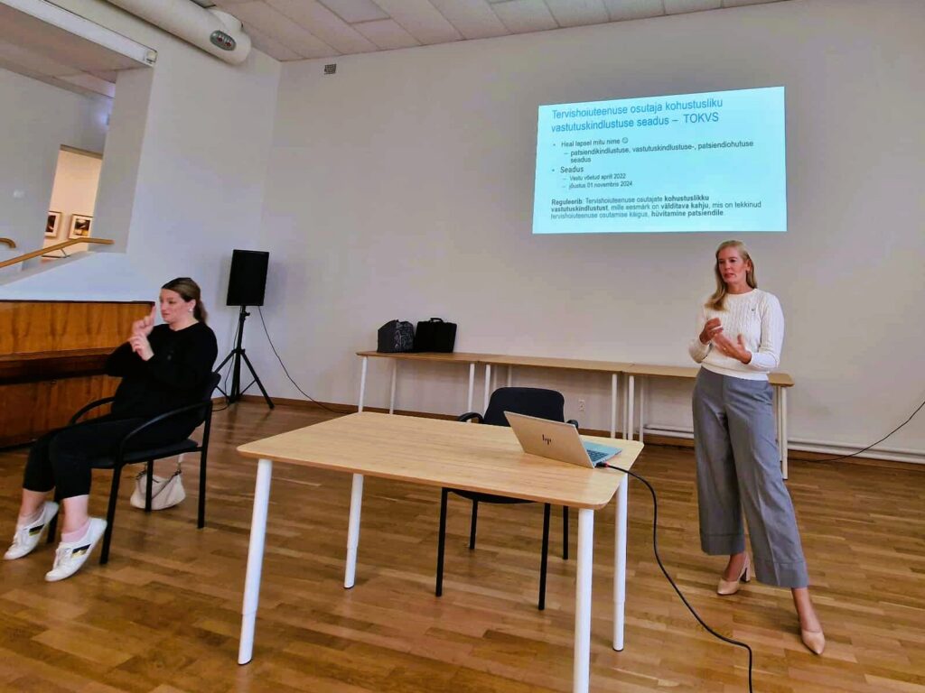 Pildil on Terviseameti tervishoiuteenuste osakonna ekspert Kairi Ruhno. Tal on seljas hallid püksid ja valge kampsun.