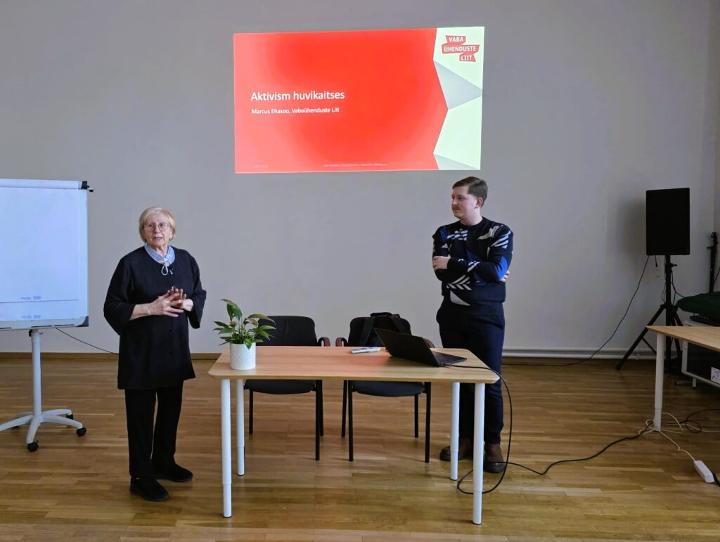 Külli Urb ja Marcus Ehasoo Tallinna Puuetega Inimeste Koja korraldatud foorumil. Pildistas Katrin Jõgisaar.