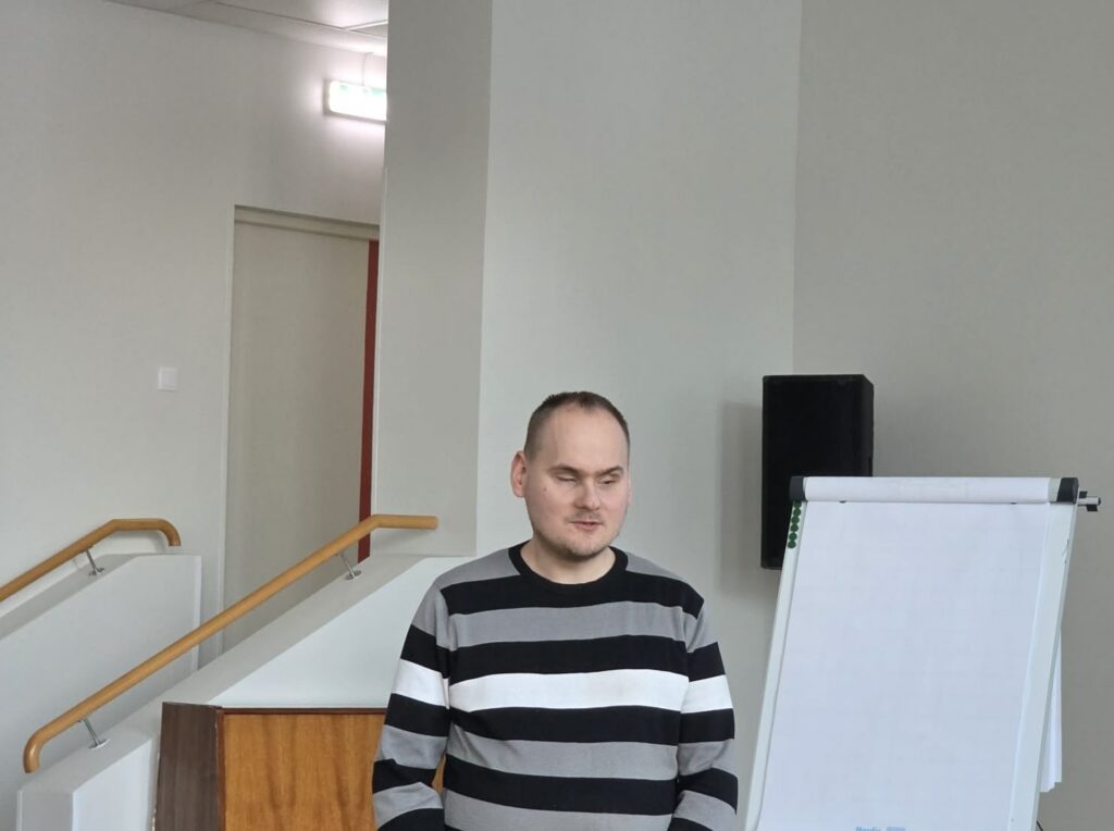 Kert Küla Tallinna Puuetega Inimeste Koja korraldatud foorumil. Pildistas Katrin Jõgisaar.